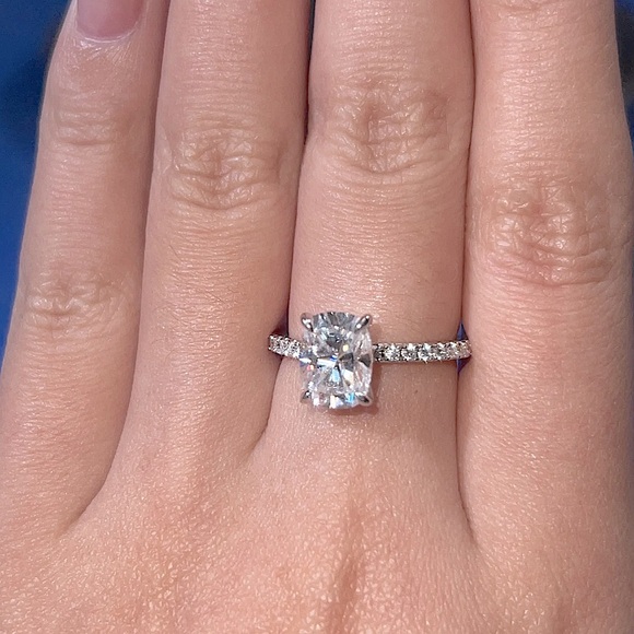 3.5 carat Cushion Cut engagement ring - Picture 2 of 9